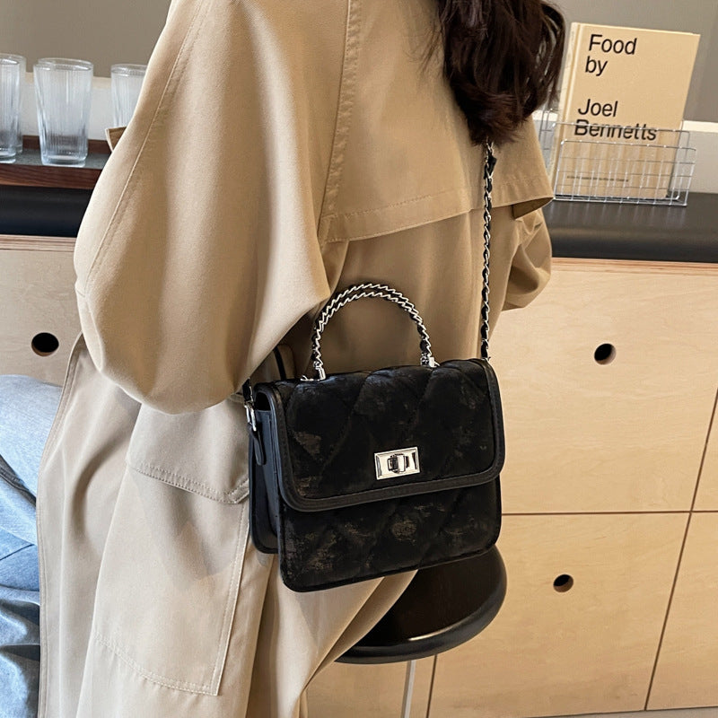 Sac  avec chaîne décorative